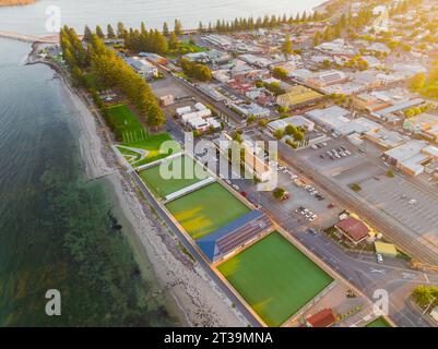 Blick aus der Vogelperspektive auf Bowling Greens und Park neben einer Küstenstadt in Victor Harbour auf der Fleurieu Halbinsel in Südaustralien Stockfoto