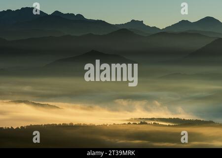 Morgennebel über dem Roncal-Tal, von Alto de Coronas, Navarra, Spanien Stockfoto