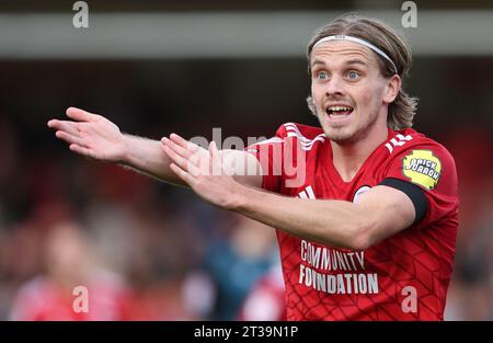 Ronan Darcy von Crawley Town spielt während des Spiels der EFL League 2 zwischen Crawley Town und Crewe Alexandra im Broadfield Stadium in Crawley. Oktober 2023 Stockfoto