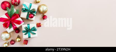 Goldener Feiertagshintergrund mit Geschenkboxen und Weihnachtsdekorationen. Hintergrund der Weihnachtsfeiertage. Draufsicht mit Kopierbereich. Stockfoto