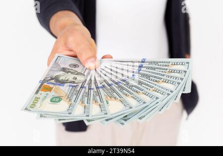 Junger, stilvoller Mann, der Dollar-Bargeld hält. 2000 Dollar in 100 Scheinen in der Hand eines Mannes auf weißem Hintergrund, Nahaufnahme. Stockfoto