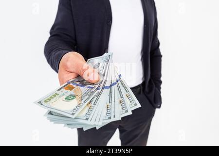 Junger, stilvoller Mann, der Dollar-Bargeld hält. 2000 Dollar in 100 Scheinen in der Hand eines Mannes auf weißem Hintergrund, Nahaufnahme. Stockfoto