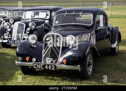 Dreiviertel-Vorderansicht eines 1938, Dunkelblau, Citroën Traction Avant, zweitüriger Motor Show 2023 in Farnborough. Stockfoto