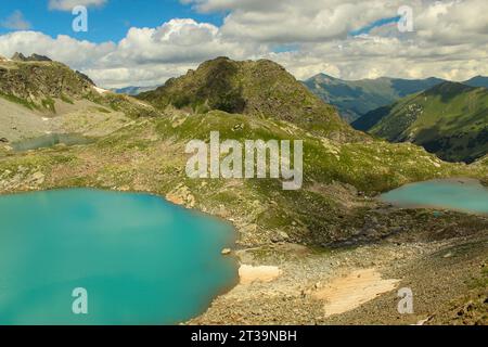 Blick aus der Vogelperspektive auf die Sophia-Seen. Arkhyz, Kaukasus, Russland. Sommer in den Bergen, blauer Himmel mit Kopierraum für Text Stockfoto