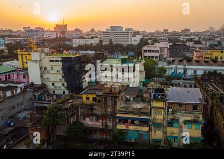 Kalkutta, Indien. Oktober 2023. (ANMERKUNG DER REDAKTION: Bild mit Drohne aufgenommen) eine Luftaufnahme der Skyline von Kalkutta bei Sonnenuntergang. (Foto: Davide Bonaldo/SOPA Images/SIPA USA) Credit: SIPA USA/Alamy Live News Stockfoto