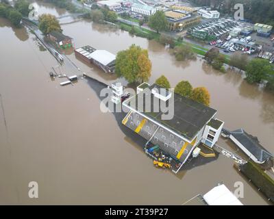 River Severn, Worcester, Worcestershire, Vereinigtes Königreich – Dienstag, 24. Oktober 2023 – Überschwemmung in Worcester – die Rennbahn befindet sich vollständig unter Wasser vom angrenzenden Fluss Severn. Der Fluss wird heute nach den jüngsten starken Regenfällen während des Sturms Babet - Steven May / Alamy Live News seinen Höhepunkt erreichen Stockfoto