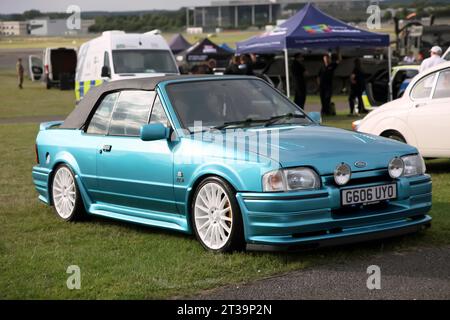 Dreiviertel-Vorderansicht eines Ford Escort XR3i in Blue, 1990, ausgestellt auf der British Motor Show 2023 in Farnborough Stockfoto