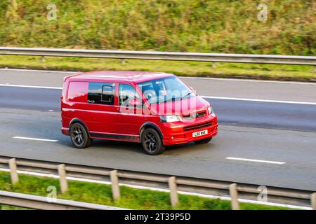 2004 VW Volkswagen Transporter T30 130 TDI SWB Red LCV Panel Van Diesel 2460 ccm; Fahrt auf der Autobahn M6 im Großraum Manchester, Großbritannien Stockfoto