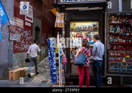 Neapel, Italien - 03. August 2022 : Kiosk im Quartieri Spagnoli Stockfoto