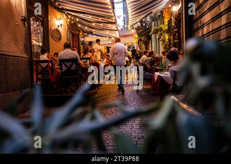 Neapel, Italien - 03. August 2022 : Straße mit Restaurants im Quartieri Spagnoli Stockfoto