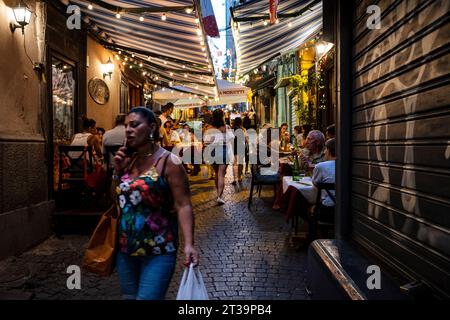 Neapel, Italien - 03. August 2022 : Straße mit Restaurants im Quartieri Spagnoli Stockfoto