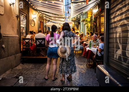 Neapel, Italien - 03. August 2022 : Straße mit Restaurants im Quartieri Spagnoli Stockfoto