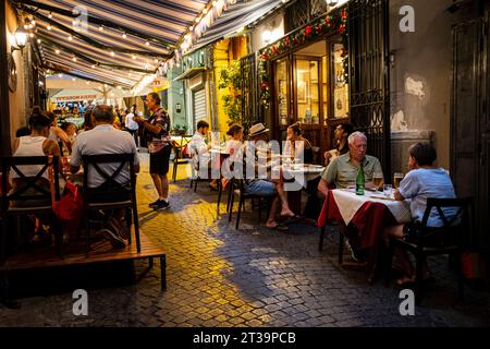 Neapel, Italien - 03. August 2022 : Straße mit Restaurants im Quartieri Spagnoli Stockfoto