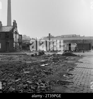 Die Travellerfamilie und ihre Karawane auf Ödland neben abgerissenen Häusern und Fabriken während der Slumräumung von St. Ann's, Nottingham. 1969-1972 Stockfoto