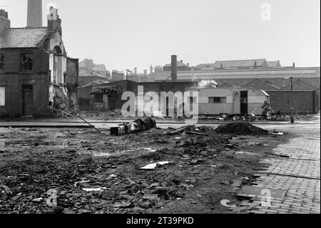 Die Travellerfamilie und ihre Karawane auf Ödland neben abgerissenen Häusern und Fabriken während der Slumräumung von St. Ann's, Nottingham. 1969-1972 Stockfoto