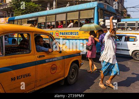 Kalkutta, Indien. Oktober 2023. Autos und öffentliche Verkehrsmittel sind im Verkehr im Stadtzentrum zu sehen. Kalkutta ist die dritte Stadt Indiens für die Bevölkerung und ist von starken Staus betroffen. (Credit Image: © Davide Bonaldo/SOPA Images via ZUMA Press Wire) NUR REDAKTIONELLE VERWENDUNG! Nicht für kommerzielle ZWECKE! Stockfoto