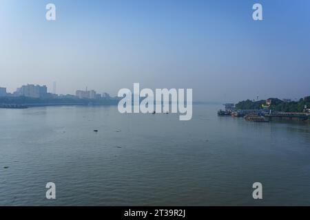 Kalkutta, Indien. Oktober 2023. Der Hootly River ist von der Howrah-Brücke aus zu sehen. (Credit Image: © Davide Bonaldo/SOPA Images via ZUMA Press Wire) NUR REDAKTIONELLE VERWENDUNG! Nicht für kommerzielle ZWECKE! Stockfoto