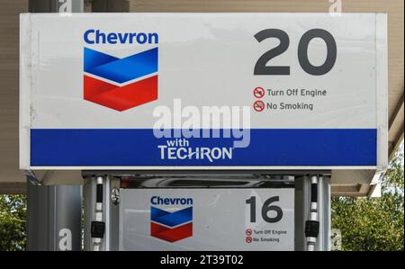 Orlando, Usa. Oktober 2023. Ein Schild auf einer Gaspumpe an einer Chevron Tankstelle ist in Orlando zu sehen. Chevron Corp gab bekannt, dass sie sich bereit erklärt hat, die Hess Corporation für 53 Milliarden Dollar an Aktien zu kaufen. Quelle: SOPA Images Limited/Alamy Live News Stockfoto