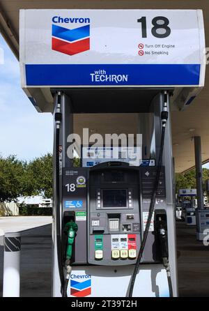 Orlando, Usa. Oktober 2023. Eine Gaspumpe an einer Chevron-Tankstelle ist in Orlando zu sehen. Chevron Corp gab bekannt, dass sie sich bereit erklärt hat, die Hess Corporation für 53 Milliarden Dollar an Aktien zu kaufen. Quelle: SOPA Images Limited/Alamy Live News Stockfoto