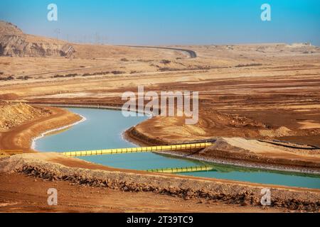 Kanal mit Wasser aus dem Toten Meer in der Wüste, Israel Stockfoto