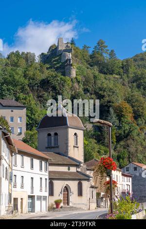 Grand Colombier Pass. Blick auf den Fluss Albarine, die Straße, die Kirche, die Brücke, die Burgruine und den Bergrücken Stockfoto