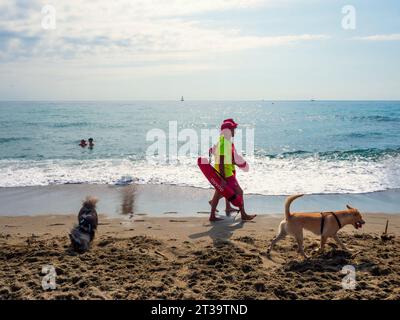Marbella, Spanien. 09/03/2023. Badegäste, die mit ihren Hunden am Meer in Marbella spazieren und spielen. Stockfoto