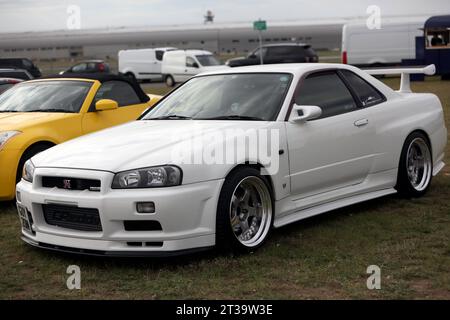 Dreiviertel-Vorderansicht eines White, 1999, Nissan Skyline GTR, ausgestellt auf der British Motor Show 2023 in Farnborough. Stockfoto