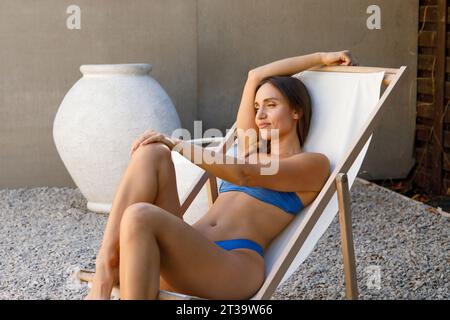 Glamouröser Sonnenbather im Badeanzug Stockfoto