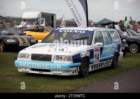 Dreiviertel Vorderansicht eines 1994, TWR vorbereitet, Volvo 850 Estate BTCC auf der British Motor Show 2023 in Farnborough Stockfoto