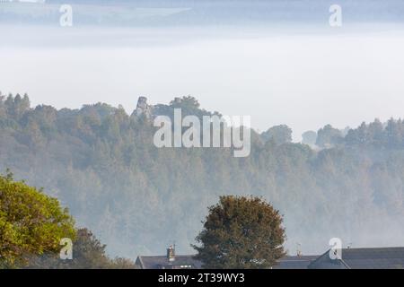 Ein nebeliger Morgen im Peak District National Park, von Blake Low mit Blick auf Robin Hood's Stride Stockfoto