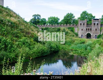 Cardiff, Glamorgan, Wales, 11. August 2023 - Cardiff Castle North Gate mit Reflexionen im Burggraben um den Donjon Stockfoto