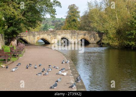 Bakewell Bridge eine Steinbogenbrücke über den Fluss Wye, Bakewell, Derbyshire, England Stockfoto
