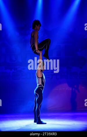 LUANNAN COUNTY - 22. FEBRUAR: In der Abendparty des Chinesischen Laternenfestes, spielen junge männliche Schauspieler moderne Akrobatik auf der Bühne, am 22. Februar. Stockfoto