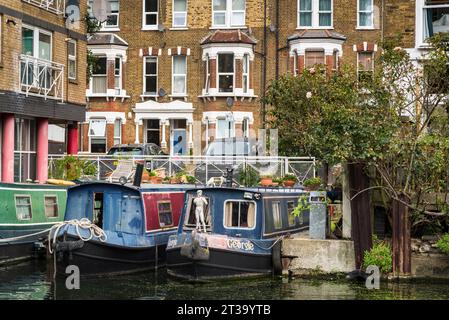 Schmalboote im Grand Union Canal, Paddington Arm in West London, England, Großbritannien Stockfoto