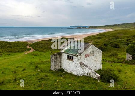 White Park Bay ist ein abgeschiedener Sandstrand an der North Antrim Coast von Nordirland, mit atemberaubendem Blick auf den Atlantik. Stockfoto