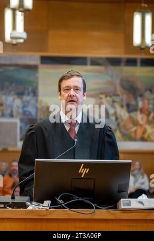 Stavanger 20231024.Assistenzanwalt John Christian Elden hält sein Verfahren im Berufungsverfahren Gulating gegen den Mann, der der Tötung der 17-jährigen Birgitte Tengs im Mai 1995 vorgeworfen wurde. Foto: Heiko Junge / POOL / NTB Stockfoto