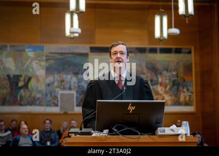 Stavanger 20231024.Assistenzanwalt John Christian Elden hält sein Verfahren im Berufungsverfahren Gulating gegen den Mann, der der Tötung der 17-jährigen Birgitte Tengs im Mai 1995 vorgeworfen wurde. Foto: Heiko Junge / POOL / NTB Stockfoto