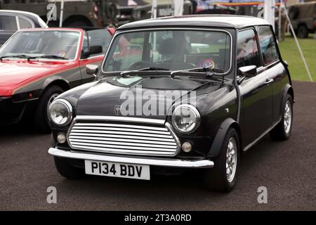 Dreiviertel-Vorderansicht eines Grau, 1996, Rover Mini, Mark VII, 1275 ccm, auf der Farnborough Motor Show 2023 Stockfoto