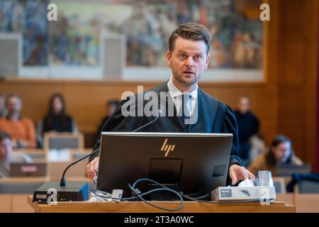 Stavanger 20231024.Verteidiger Stian Kristensen führt sein Verfahren im Berufungsfall Gulating Court of Appeal gegen den Mann, dem der Mord an der 17-jährigen Birgitte Tengs im Mai 1995 vorgeworfen wurde. Foto: Heiko Junge / POOL / NTB Stockfoto