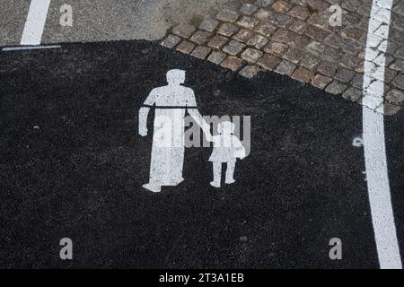 Fußgängersymbol auf Asphalt gemalt Stockfoto