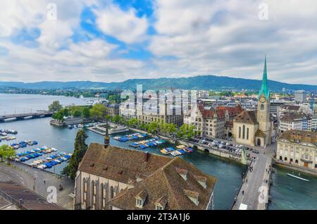 Blick von oben auf das historische Stadtzentrum von Zürich, Schweiz. Stockfoto