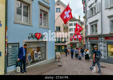 Zürich - 15 Mai ,2023 : Schweizer Fahnen und bunte Häuser in den Strehlgassen der Altstadt von Zürich Stockfoto