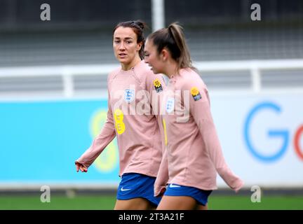 England Lucy Bronze (links) während eines Trainings in St. George's Park, Burton-on-Trent. Bilddatum: Dienstag, 24. Oktober 2023. Stockfoto