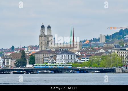 Zürich, Schweiz - 25. Mai 2023 : die Altstadt von Zürich mit der berühmten Fraumunster Kirche, Blick vom Zürichsee. Stockfoto