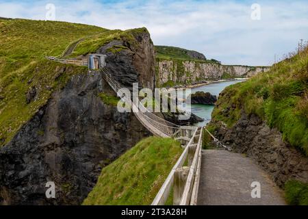 Die Carrick-a-Rede Rope Bridge in Nordirland ist eine 20 Meter lange Seilbrücke, die sich über eine 30 Meter lange Schlucht erstreckt und das Festland mit der winzigen Insel C verbindet Stockfoto