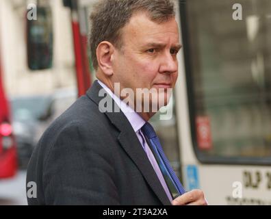 London 24. September 2023. Die Minister verlassen das Kabinettsbüro nach der ABGEBILDETEN wöchentlichen Kabinettssitzung: RT Hon Glen übergibt Bridget Catterall AlamyLiveNews. Stockfoto