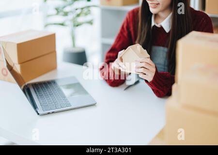 Schöne asiatische Frau, Bloggerin, Blog, Präsentation der Produktqualität, Live-Video, soziale Medien, Aufnahme, Online-Verkauf über Digitalkameras, kmu oder kleine Unternehmen Stockfoto