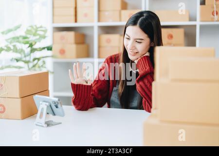 Schöne asiatische Frau, Bloggerin, Blog, Präsentation der Produktqualität, Live-Video, soziale Medien, Aufnahme, Online-Verkauf über Digitalkameras, kmu oder kleine Unternehmen Stockfoto