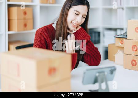 Schöne asiatische Frau, Bloggerin, Blog, Präsentation der Produktqualität, Live-Video, soziale Medien, Aufnahme, Online-Verkauf über Digitalkameras, kmu oder kleine Unternehmen Stockfoto