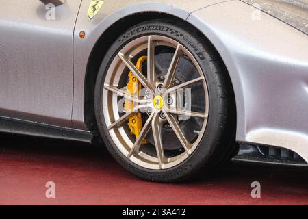 Ferrari Car Logo auf dem Rad. Ferrari ist ein italienischer Sportwagenhersteller mit Sitz in Maranello, der von Enzo Ferrari gegründet wurde. Stockfoto